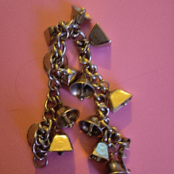 Bell silver tone vintage bracelet. - Picture 4 of 7